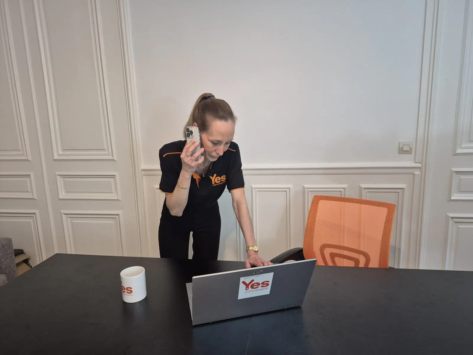 Asesor de Yes Conciergerie al teléfono con un huésped